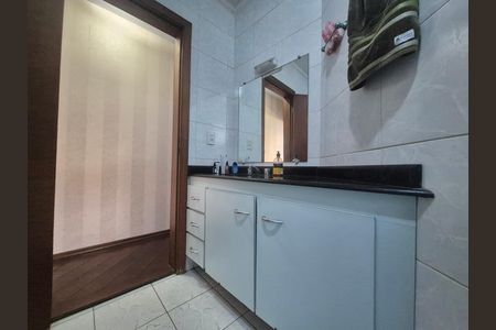 Banheiro Corredor - Piso 2 - Armários de apartamento para alugar com 3 quartos, 224m² em Chacara Nossa Senhora do Bom Conselho, São Paulo