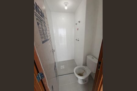 Banheiro de apartamento para alugar com 2 quartos, 58m² em Rio do Ouro, São Gonçalo