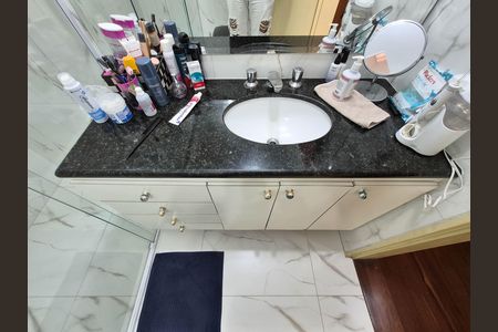 Apartamento à venda com 220m², 4 quartos e 2 vagas Apartamento à venda com 220m², 4 quartos e 2 vagasBANHEIRO DA SUITE 2