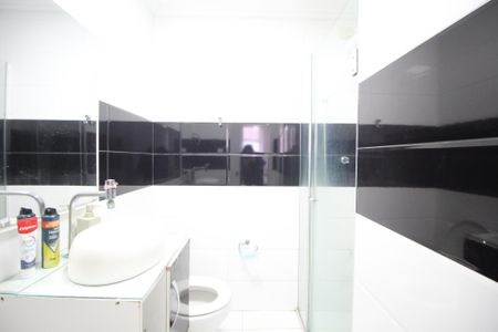 Banheiro de apartamento para alugar com 1 quarto, 38m² em Jardim Dona Leopoldina, Porto Alegre