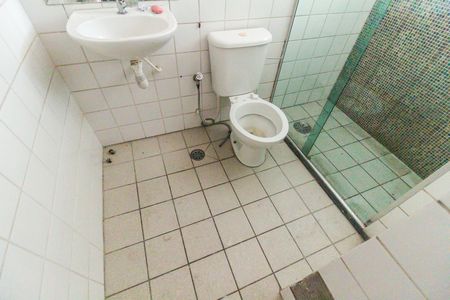 Banheiro de apartamento para alugar com 2 quartos, 48m² em Jardim Fiorelo, São Paulo