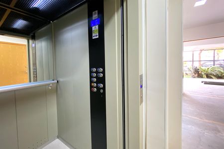 Apartamento à venda com 122m², 2 quartos e 2 vagas Apartamento à venda com 122m², 2 quartos e 2 vagasElevador