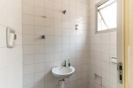 Banheiro de Serviço de apartamento para alugar com 2 quartos, 55m² em Vila Buarque, São Paulo