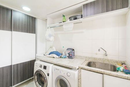 Casa à venda com 550m², 6 quartos e 4 vagas Casa à venda com 550m², 6 quartos e 4 vagasÁrea de Serviço
