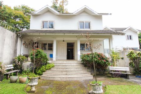 Casa à venda com 550m², 6 quartos e 4 vagas Casa à venda com 550m², 6 quartos e 4 vagasFachada