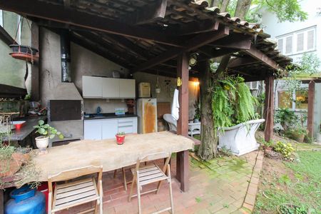 Casa à venda com 550m², 6 quartos e 4 vagas Casa à venda com 550m², 6 quartos e 4 vagasÁrea externa
