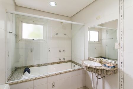 Casa à venda com 550m², 6 quartos e 4 vagas Casa à venda com 550m², 6 quartos e 4 vagasBanheiro da Suíte 1