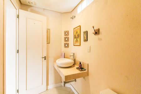 Casa à venda com 550m², 6 quartos e 4 vagas Casa à venda com 550m², 6 quartos e 4 vagasLavabo