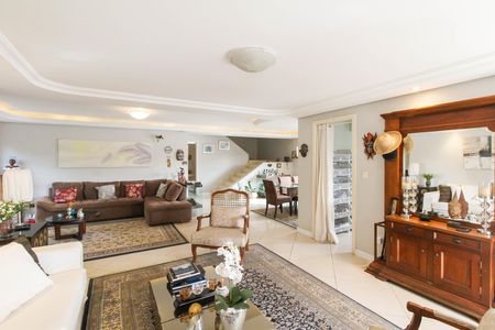 Casa à venda com 6 quartos, 550m² em Marechal Rondon, Canoas