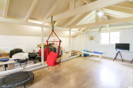 Casa à venda com 550m², 6 quartos e 4 vagas Casa à venda com 550m², 6 quartos e 4 vagasSótão