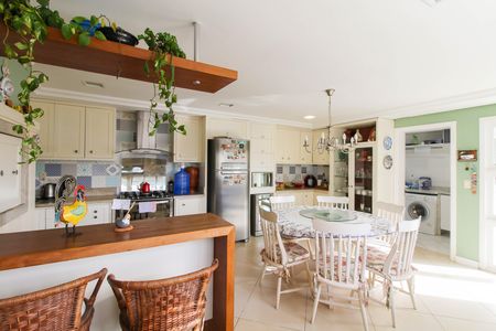 Casa à venda com 550m², 6 quartos e 4 vagas Casa à venda com 550m², 6 quartos e 4 vagasCozinha