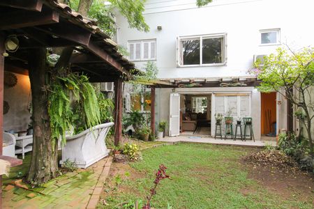 Casa à venda com 550m², 6 quartos e 4 vagas Casa à venda com 550m², 6 quartos e 4 vagasÁrea externa