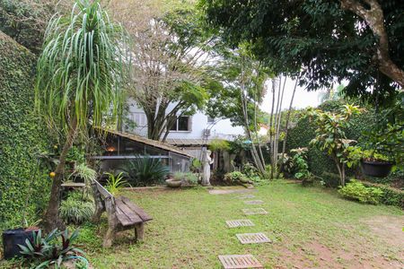 Casa à venda com 550m², 6 quartos e 4 vagas Casa à venda com 550m², 6 quartos e 4 vagasÁrea externa