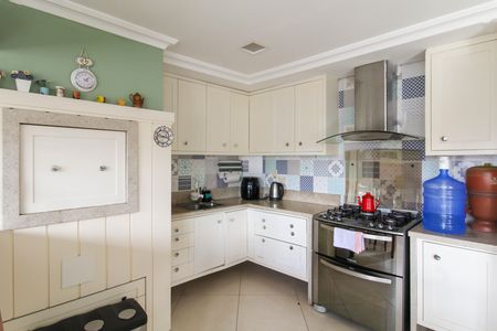 Casa à venda com 550m², 6 quartos e 4 vagas Casa à venda com 550m², 6 quartos e 4 vagasCozinha