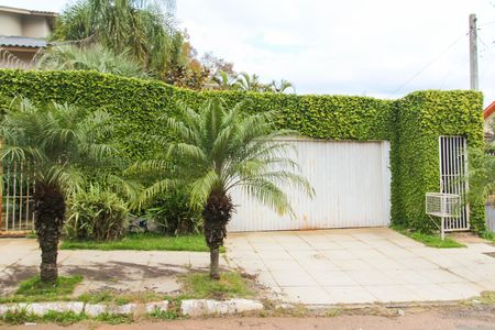 Casa à venda com 550m², 6 quartos e 4 vagas Casa à venda com 550m², 6 quartos e 4 vagasFachada