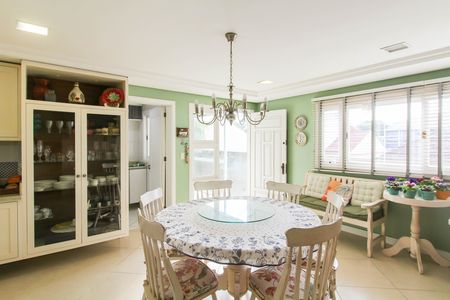 Casa à venda com 550m², 6 quartos e 4 vagas Casa à venda com 550m², 6 quartos e 4 vagasCozinha
