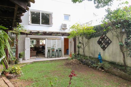 Casa à venda com 550m², 6 quartos e 4 vagas Casa à venda com 550m², 6 quartos e 4 vagasÁrea externa