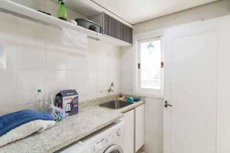 Casa à venda com 550m², 6 quartos e 4 vagas Casa à venda com 550m², 6 quartos e 4 vagasÁrea de Serviço