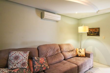 Casa à venda com 550m², 6 quartos e 4 vagas Casa à venda com 550m², 6 quartos e 4 vagasQuarto 1