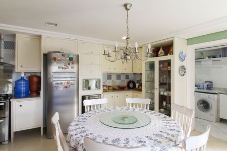 Casa à venda com 550m², 6 quartos e 4 vagas Casa à venda com 550m², 6 quartos e 4 vagasCozinha