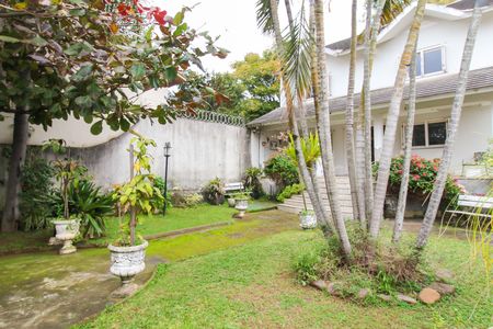 Casa à venda com 550m², 6 quartos e 4 vagas Casa à venda com 550m², 6 quartos e 4 vagasÁrea externa