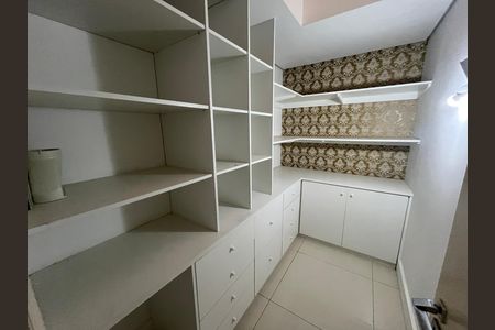 Casa para alugar com 1000m², 3 quartos e 5 vagas Casa para alugar com 1000m², 3 quartos e 5 vagasCloset da suíte 2