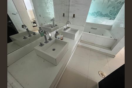 Casa para alugar com 1000m², 3 quartos e 5 vagas Casa para alugar com 1000m², 3 quartos e 5 vagasBanheiro da Suíte 1