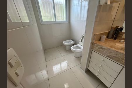 Casa para alugar com 1000m², 3 quartos e 5 vagas Casa para alugar com 1000m², 3 quartos e 5 vagasBanheiro da Suíte 2