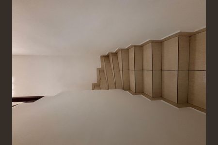 Casa para alugar com 180m², 3 quartos e 5 vagas Casa para alugar com 180m², 3 quartos e 5 vagasEscada para quartos