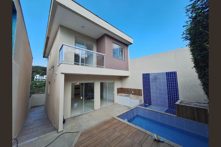 Casa à venda com 200m², 3 quartos e 2 vagas Casa à venda com 200m², 3 quartos e 2 vagasÁrea externa