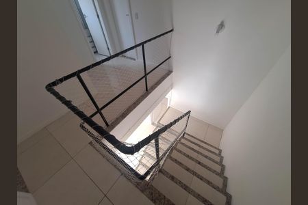 Casa à venda com 200m², 3 quartos e 2 vagas Casa à venda com 200m², 3 quartos e 2 vagasEscada