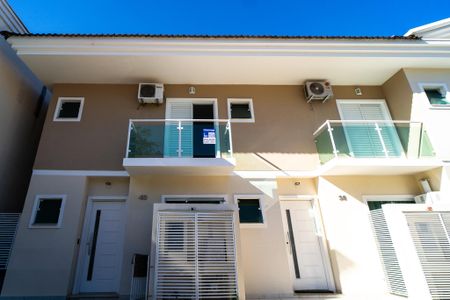 Casa de condomínio para alugar com 100m², 3 quartos e 2 vagas Casa de condomínio para alugar com 100m², 3 quartos e 2 vagasFachada