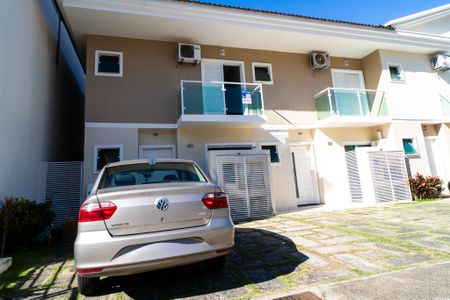 Casa de condomínio para alugar com 100m², 3 quartos e 2 vagas Casa de condomínio para alugar com 100m², 3 quartos e 2 vagasFachada