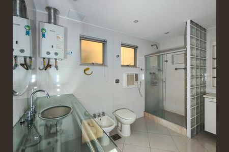 Apartamento para alugar com 130m², 2 quartos e 1 vaga Apartamento para alugar com 130m², 2 quartos e 1 vagaBanheiro Corredor