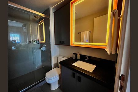 Banheiro de apartamento à venda com 1 quarto, 43m² em Chácara das Pedras, Porto Alegre