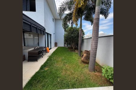 Casa de condomínio à venda com 464m², 4 quartos e 6 vagas Casa de condomínio à venda com 464m², 4 quartos e 6 vagasÁrea Externa