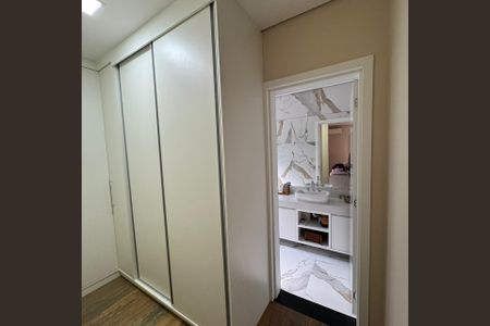 Casa de condomínio à venda com 464m², 4 quartos e 6 vagas Casa de condomínio à venda com 464m², 4 quartos e 6 vagasQuarto