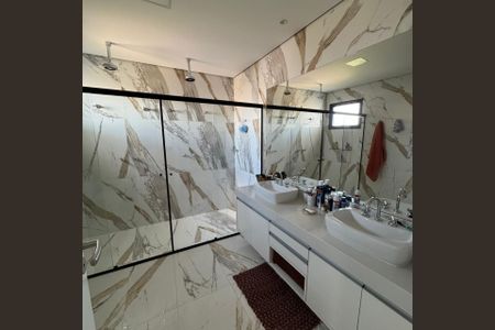 Casa de condomínio à venda com 464m², 4 quartos e 6 vagas Casa de condomínio à venda com 464m², 4 quartos e 6 vagasBanheiro