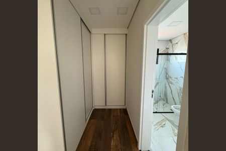 Casa de condomínio à venda com 464m², 4 quartos e 6 vagas Casa de condomínio à venda com 464m², 4 quartos e 6 vagasQuarto