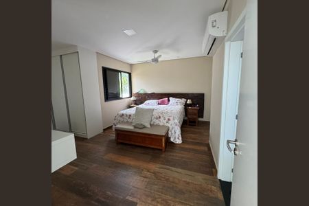 Casa de condomínio à venda com 464m², 4 quartos e 6 vagas Casa de condomínio à venda com 464m², 4 quartos e 6 vagasQuarto