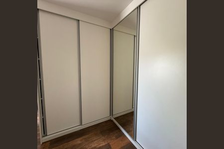 Casa de condomínio à venda com 464m², 4 quartos e 6 vagas Casa de condomínio à venda com 464m², 4 quartos e 6 vagasQuarto