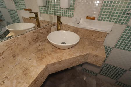 Casa para alugar com 454m², 4 quartos e 8 vagasBanheiro da Suíte - Pia