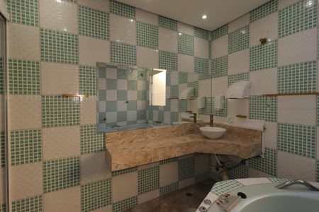 Casa para alugar com 454m², 4 quartos e 8 vagasBanheiro da Suíte