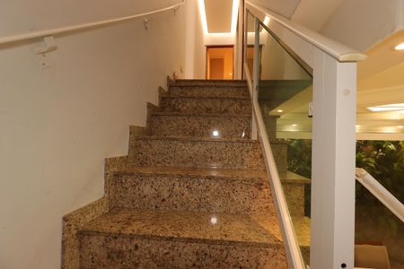 Casa para alugar com 454m², 4 quartos e 8 vagasEscada para os Quartos