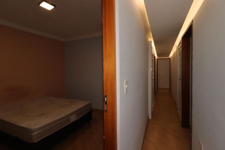 Casa para alugar com 454m², 4 quartos e 8 vagasCorredor segundo piso