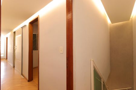 Casa para alugar com 454m², 4 quartos e 8 vagasCorredor segundo piso