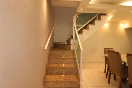 Casa para alugar com 454m², 4 quartos e 8 vagasEscada para os Quartos