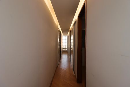 Casa para alugar com 454m², 4 quartos e 8 vagasCorredor segundo piso