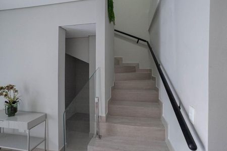 Casa à venda com 135m², 3 quartos e 2 vagas Casa à venda com 135m², 3 quartos e 2 vagasEscada