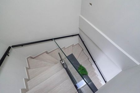 Casa à venda com 135m², 3 quartos e 2 vagas Casa à venda com 135m², 3 quartos e 2 vagasEscada